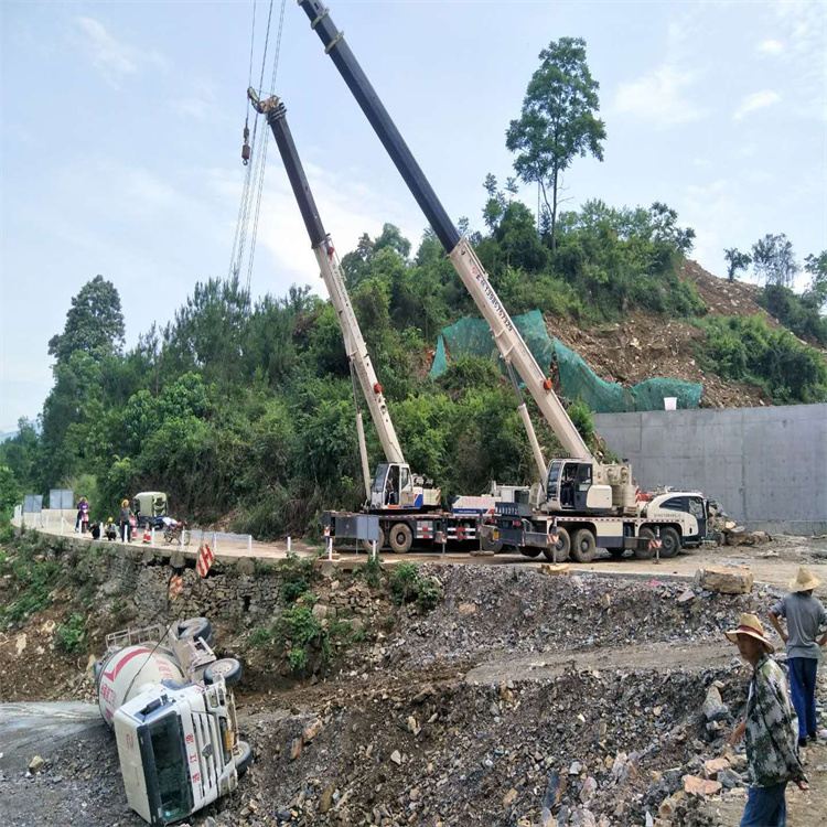 颍上县汽车掉沟里叫吊车救援要多少钱